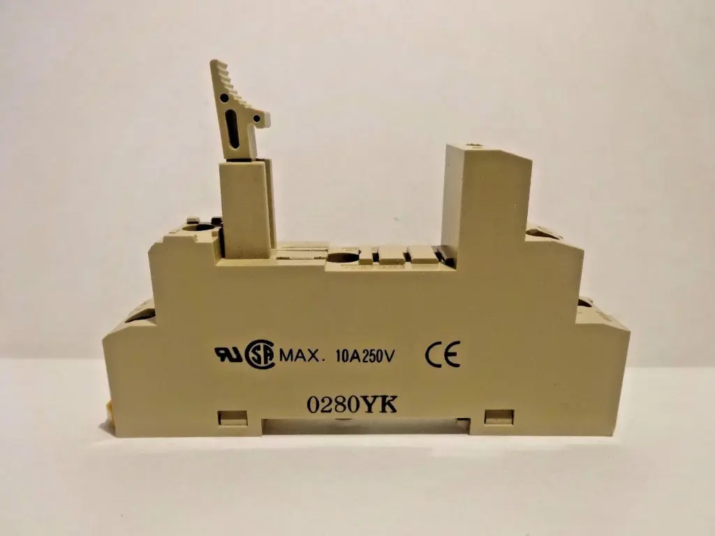 OMRON P2RF-05-E SOCKET RELAY, 10A, 250V-SKU 000 160C